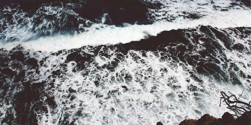 AZR215：当涂鸦风格遇见专业技术服务，如何重塑品牌视觉叙事？