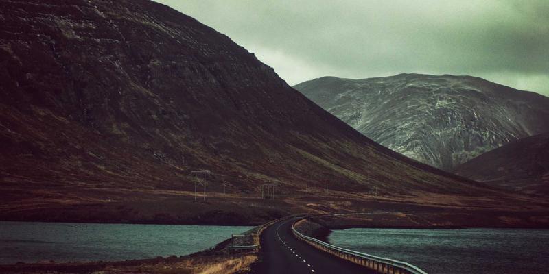 AZR2在神经退行性疾病中的新角色：从帕金森病关联分析到网站设计与域名注册的战略启示