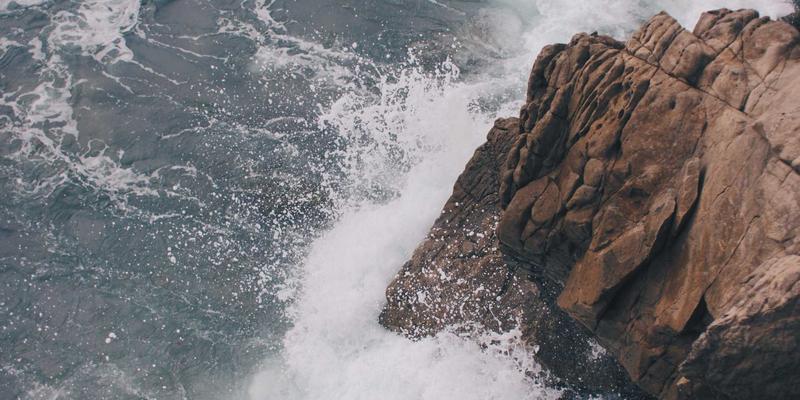 AZR2基因在非小细胞肺癌中的表达谱分析：揭示其与EGFR突变状态的关键相关性及技术应用